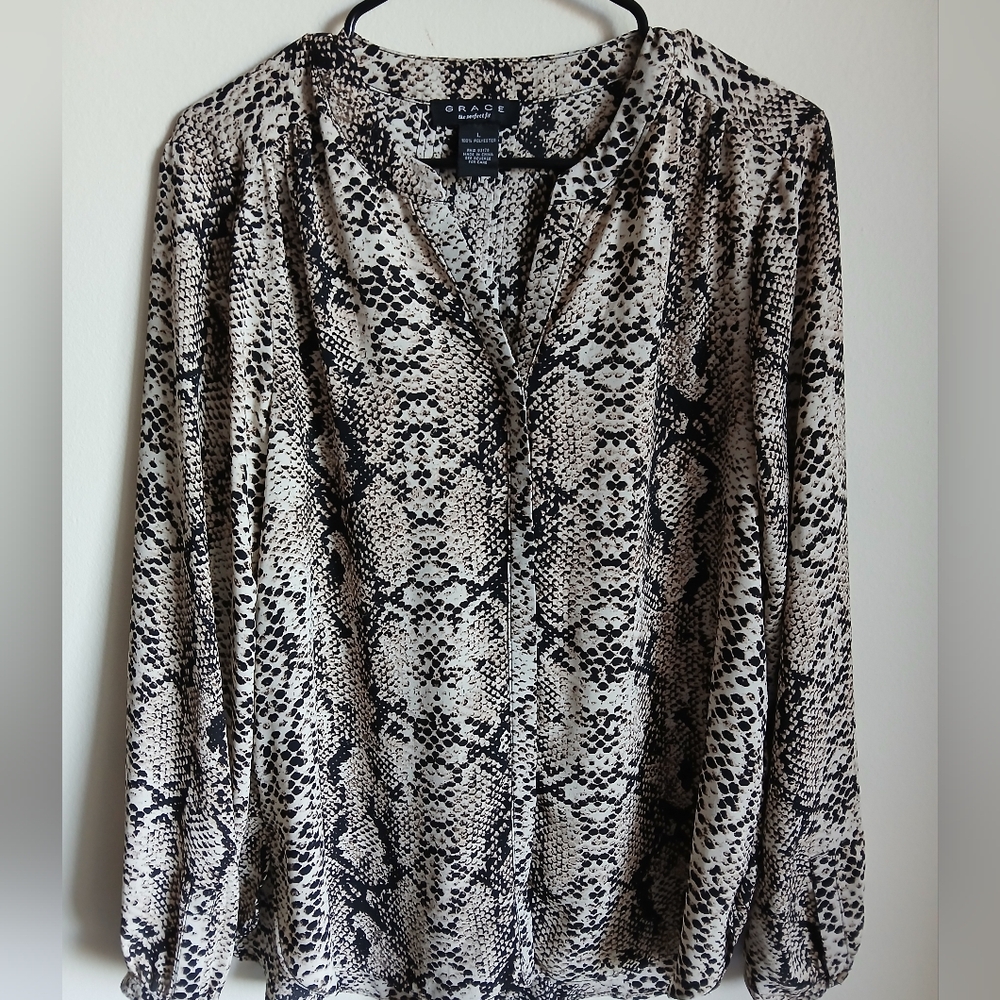 Grace the perfect fit top Size Large Animal Print